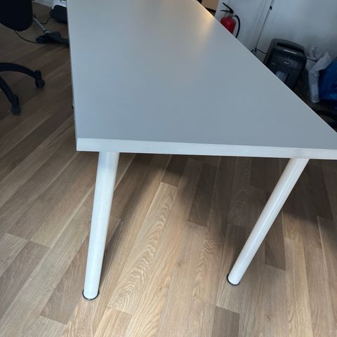 Skrivebord fra IKEA