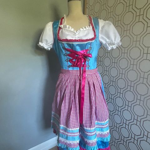 Til leie - nydelig dirndl med bluse 😍 til oktoberfest 🤩