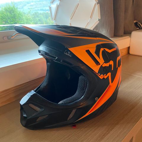 Fox v4 Carbon crosshjelm