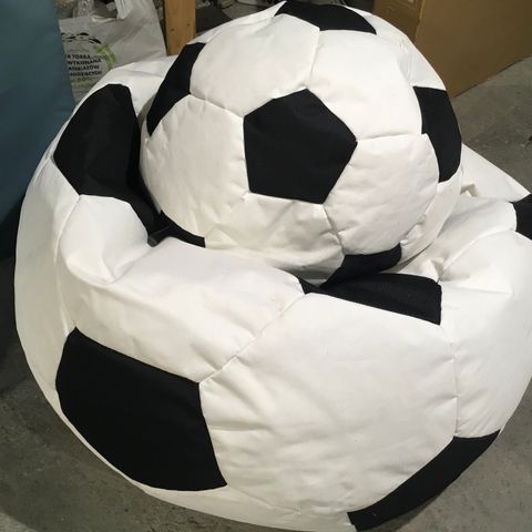 Selger fotball puff 90 cm diameter og en mindre 45cm i diameter