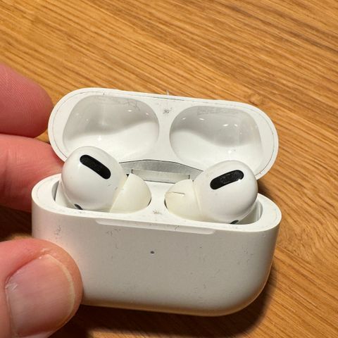 Airpods Pro med etui, høyre er defekt (lader ikke), selges samlet eller delt