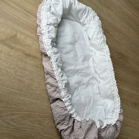 Nydelig håndlaget babynest