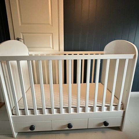 Babyseng fea IKEA med 3 skuffer/Reservert