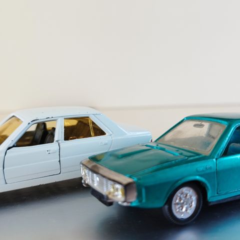 Renault 17 TS Coupe 1971 og Peugeot 305 1977.  Skala 1/43. NOREV