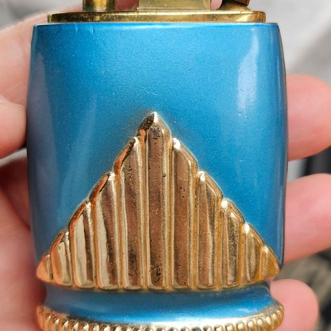 Fin, vintage lighter