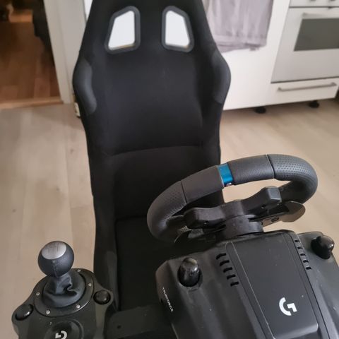 Logitech G923 racing wheel, med girspak, ratt, pedaler og stol!