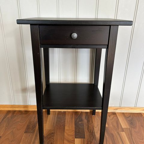 Hemnes nattbord IKEA, brunsvart