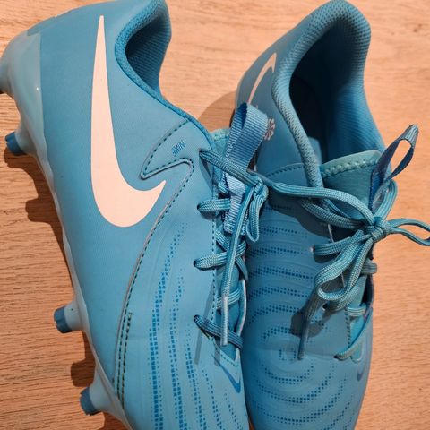 Nike Jr Phantom GX II fotballsko str 38. Brukt kun 2 ganger