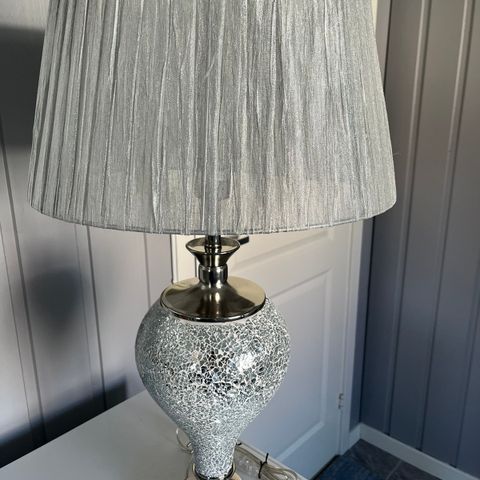 Lampe med skjerm i sølv