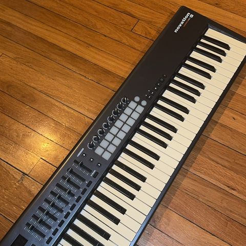 Novation Launchkey 61 Midi Synthesizer