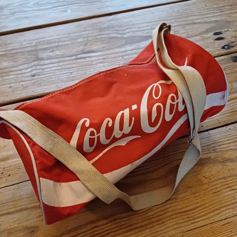 Coca Cola bag fra 60/70 tallet + 2 flasker