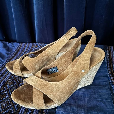 Brune UGG slingback sandal med kork kilehel