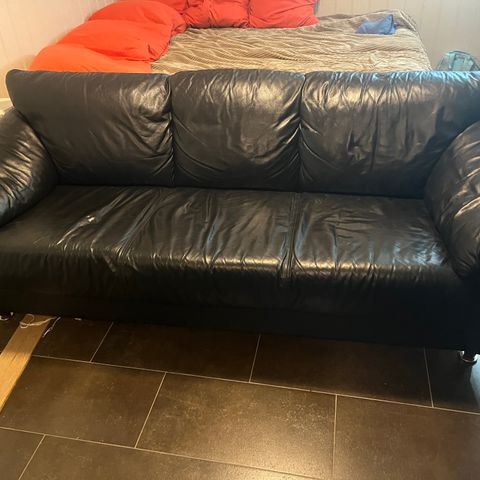 Svart 3-seter sofa i skinn/pvc