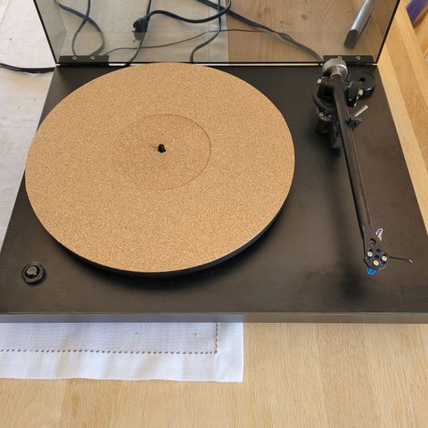 Rega P3 med VM Acoustics vegghylle.