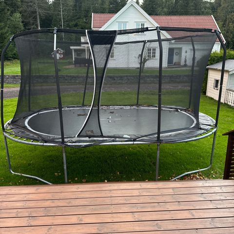 2 år gammel trampoline.