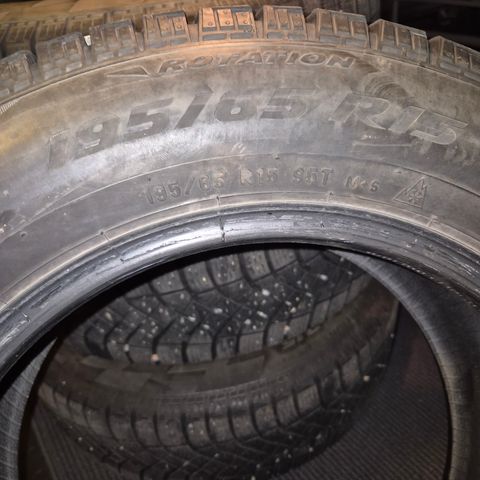 195/65r15 piggfri Pirelli