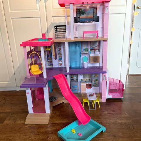 Barbie DreamHouse - 3-etasjes lekehus med sklie og heis - lyd og lys