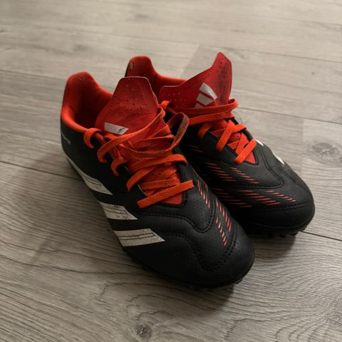 Adidas Predator kunstgressko selges!