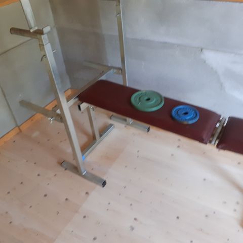 Pressbenk regulerbart sete. Stang og skiver 1, 2,5, 5 og 10 kg. Tlsammen 50 kg