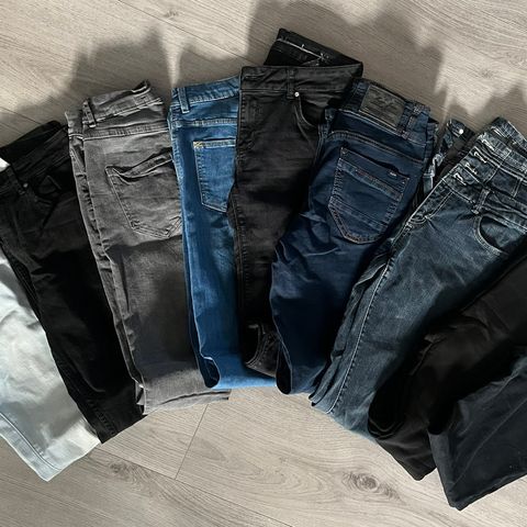 8 jeans og en stoffbukse