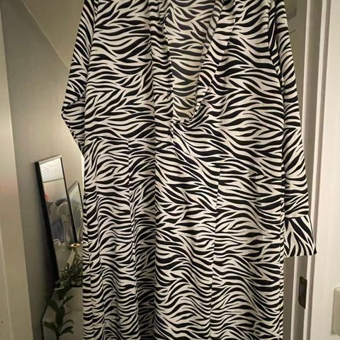 Monki kjole med zebra mønster. Str XL