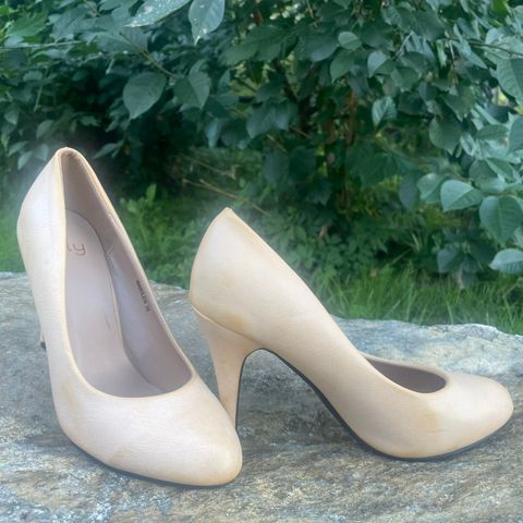 Nude pumps selges