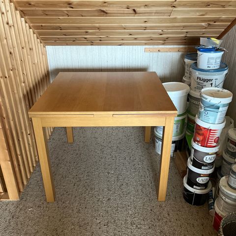 Greit Ikea kjøkkenbord med klaffer