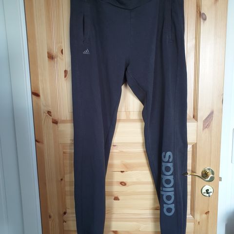 Adidas joggebukse svart str. M / L