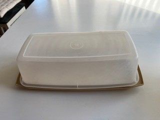 Tupperware oppbevaringsboks for brød, kaker o.l. Se beskrivelse.