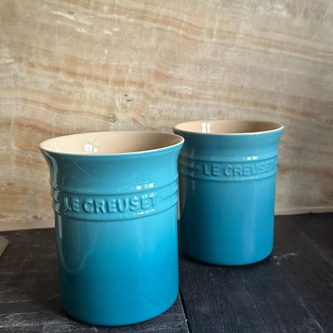 To Le Creuset redskapskrukker i farge Caribbean