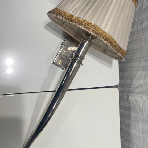 Flott vegglampe med skjerm Lengde 67 cm