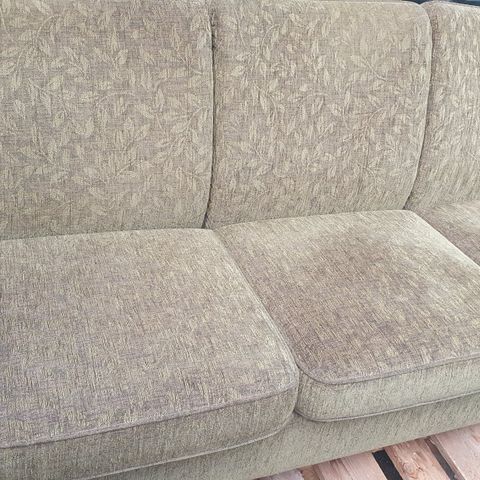 Brunstad sofa gis bort