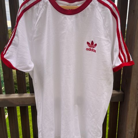 Pent brukt Adidas t-shirt str M selges