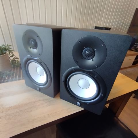 yamaha hs7 studio monitorer.