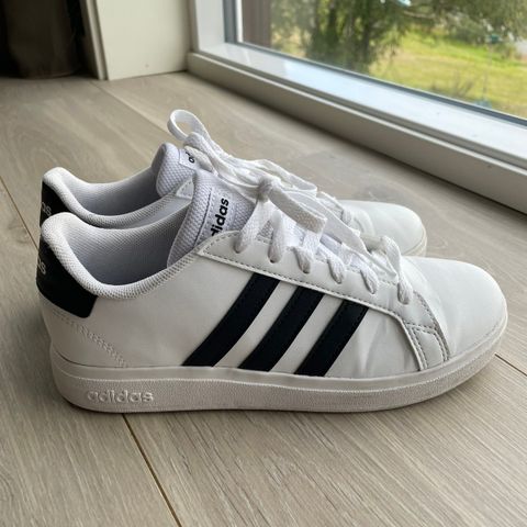 Såvidt brukt Adidas sko str 36 2/3.