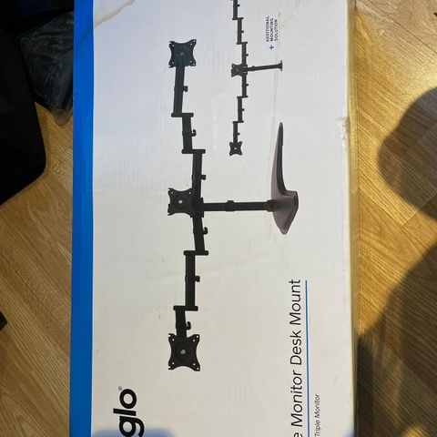 Ubrukt iiglo triple monitor desk mount. For 3 skjermer