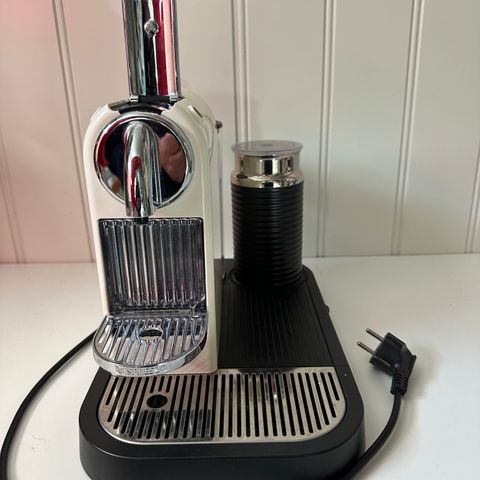 Nespresso kaffemaskin m/melkeskummer