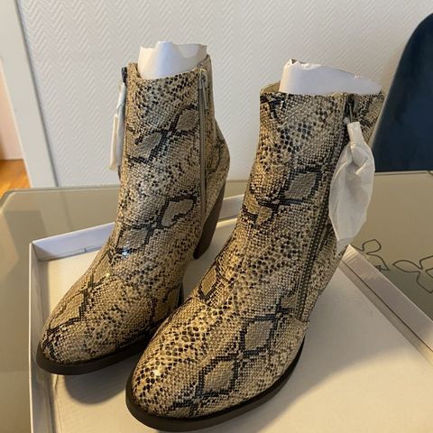 Nye skinn boots i str. 37