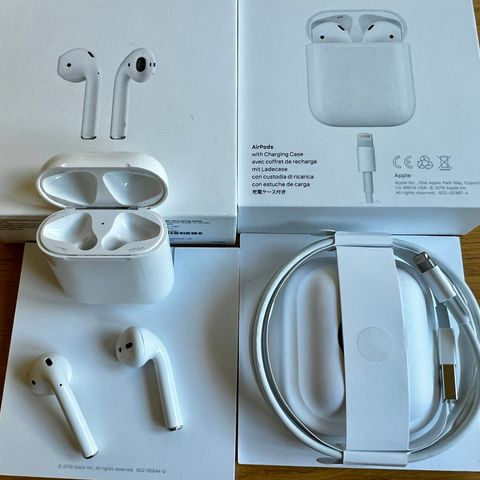 Apple AirPods 2 Gen. med ny ubrukt orginal Lightning kabel og eske.