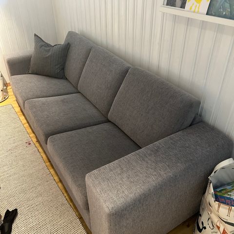 Treseter sofa i fargen dyp grå