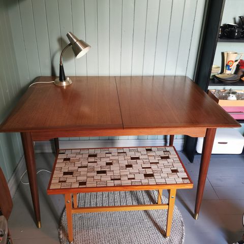 Retro teak spisebord, sidebord og lampe.