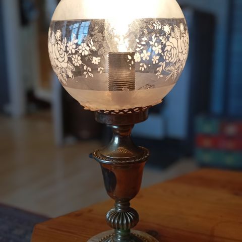 Vakker retro bordlampe med glasskuppel