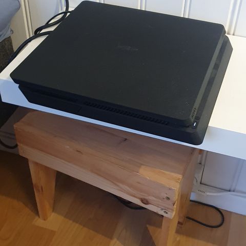 Playstation 4 + 2 kontrollere