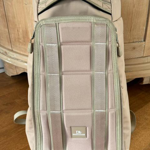 Db Hugger 20l, farge sand, mange rom, ingen skader