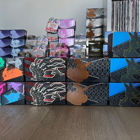 Kjempe Bulk fra Sword & Shield Era + 26 ETB Bokser fullt med Toploader!