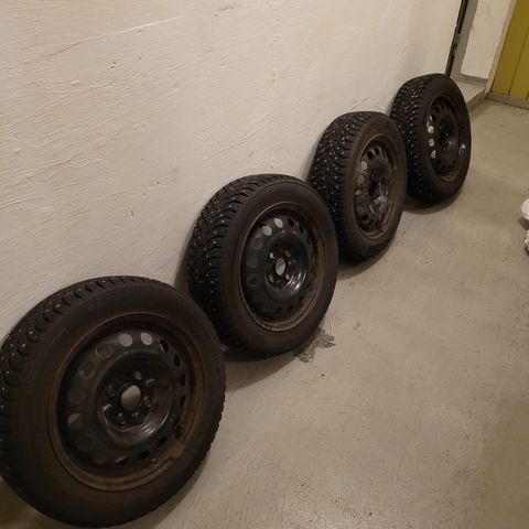 Nokian Hakkapeliitta 8 piggdekk på felg 155/65R14