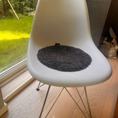 Hvite Eames stoler