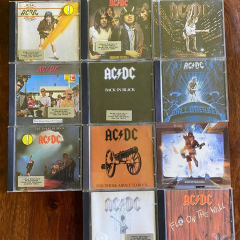 AC/DC cd’er selges 25kr stk