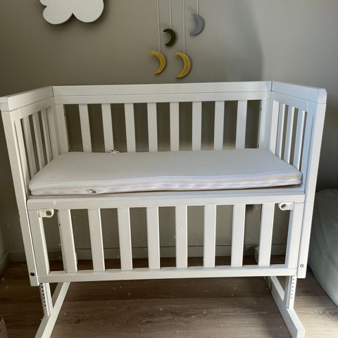 Bedside crib med madrass