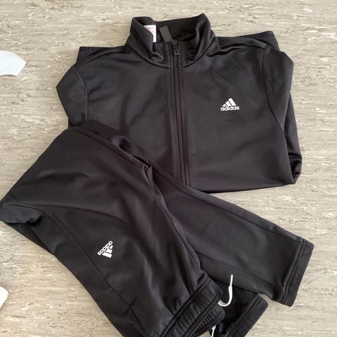 Helt Nytt Adidas Tracksuit, junior fra XXL ( Strl.164)